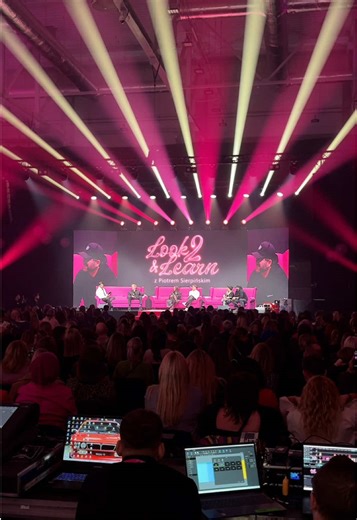 Dalej mam ciary... 😮‍💨🔥 17 stycznia, ponad 550 osób i energia, którą można było ciąć nożyczkami! ✂️ Look & Learn v.2 to było coś więcej niż szkolenie. To spotkanie fryzjerów ponad podziałami. Zero konkurencji, czysta wiedza i jeden vibe. 🤝❤️ Od stresiku na backstage'u, przez merytoryczny ogień na scenie, aż po Drunk Hair Party z @annawyszkoni.official 🥂🕺 Dziękuję, że tworzycie tę społeczność. Do zobaczenia na kolejnej edycji! 👋 #małgorzatababicz @DWCREATIVEGROUP_Warszawa #maciejwróblewski