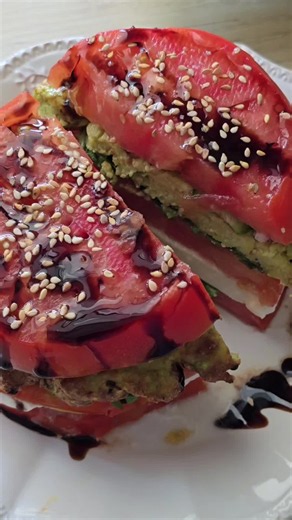 Burger de l'été 🍔🍅tomate mozza pesto un steak d'avocat à l’airfryer écraser l'avocat en purée et ajouter 1 demi œuf battu 25 g de parmesan, sel poivre avec cette quantité former 2 galettes du diamètre de la tranche de tomate pour 4 galettes d'avocats doubler les doses : 2 avocats, 1 oeuf battu, 50 g de parmesan cuisson mode airfry 190° 10 minutes en retournant à mi-cuisson, sur du papier cuisson légèrement huilé Ingrédients pour le burger de tomate tomate coeur de bœuf mozzarella basilic frais