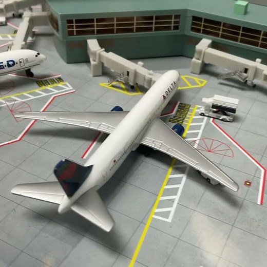 Daron Planes on Gemini Airport 1/400 by Daron toys.