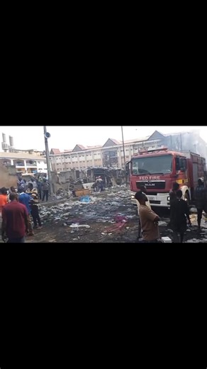 The Lagos State Government is set to enforce Governor Babajide Sanwo-Olu’s directive that residents and businesses around the burnt Great Nigeria Insurance (GNI) building should leave immediately. The Government sent in experts who evaluated the site of the fire and warned strongly against the inherent danger to lives and property of residents and businesses within 100 meters radius of the site. Several buildings around the scene of fire are compromised and must be evacuated, according to expert