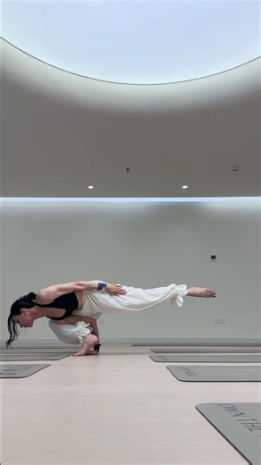 🧑‍🩰Stretching mini sequence #yogainspiration #yogatransformation #flexibility #yoga