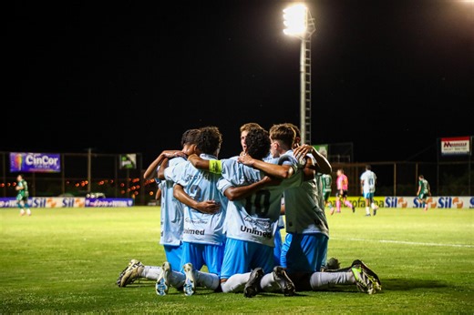 Com gol contra, Grêmio bate Chapecoense e avança na Copinha