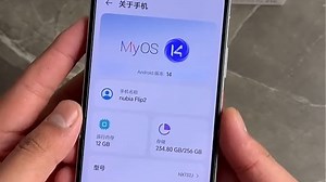 小巧机身配大屏，折叠设计随行好收纳，通勤出差轻松放包里，展开即享2989沉浸视野，实用又省空间。