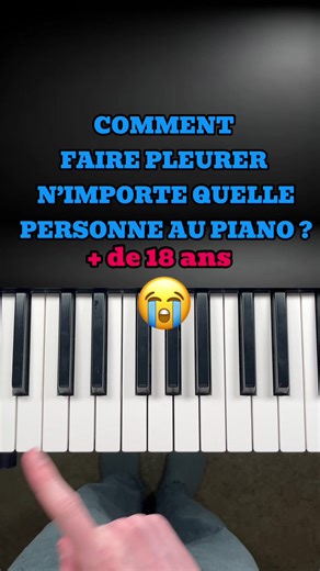 Commente le mot PIANO et je t’enverrai la meilleure méthode d’apprentissage au piano « Comment faire pleurer n’importe quelle personne de plus de 18 ans au piano » Ce n’est pas une question de niveau. Ni de rapidité. Ni de quantité de notes Ce qui touche vraiment, c’est la façon dont tu laisses vivre les accords. Le temps que tu prends. Les silences que tu assumes. Quand tu joues comme ça, même quelque chose de très simple peut devenir profondément émouvant. Un jour, Marc, un de mes élèves, me r