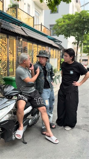 Run… It’s Not Too Late | MUSCLE MAN | #namphuong #muscleman #funny #shorts #hero #kindness