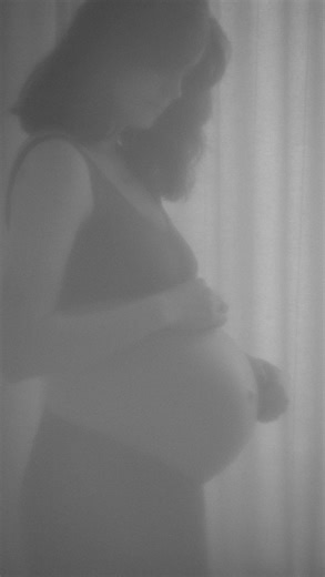 Eefke Peters on Instagram: "Ich weiß noch, dass es mir in allen drei Schwangerschaften so schwer gefallen ist, ein Babybauchshooting zu vereinbaren. Dreimal hatte ich Sorge, dass ich mich nicht schön genug fühlen könnte, oder mich nicht wohlfühle. Aber dreimal kannte ich die Fotografin, dreimal konnte ich dadurch so vertrauen. Und wie schon schwanger mit meinem Sohn, durfte mich wieder meine Freundin @janineoswald_ fotografieren. Dieses Mal mit diesem kleinen Überraschungsbaby im Bauch, während 