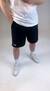 Perfekt im Sommer 🌴🥵 Nike Fleece Shorts mit 𝟑𝟓% 𝐑𝐀𝐁𝐀𝐓𝐓‼️ ➡️ https://go.prinz-sportlich.de/geoflcshorts Code: prinz-shorts 👉🏼 GRATIS Versand ✔️ In 4 Farben & Sizes von S- 2XL! #dealoftheday #nikesportswear | Prinz-Sportlich.de