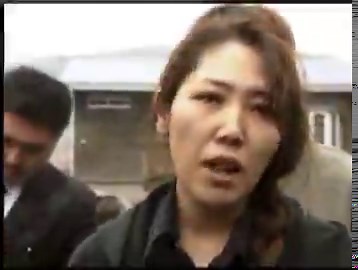 娘が「魚が見たい」と言った。母親は——橋の欄干に座らせた。そして、突き落とした。2006年、日本で起きた「秋田児童連続殺害事件」。2006年4月10日、秋田県山本郡藤里町を流れる藤琴川の中洲で、9歳の小学4年生・畠山彩香ちゃんの遺体が発見された。最初に110番通報したのは——彩香ちゃんの母親・畠山鈴香だった。彼女は「悲劇の母」として全国のテレビに映り続けた。涙を流しながら、娘の死の真相究明を訴えた。自作のチラシを配り、警察の捜査を公然と批判した。しかし——後に鈴香は供述した。「娘が橋から帰ろうとしたらダダをこねた。イライラしていた」——そして、突き落としたと。動機は——「邪魔になった」。警察は何をしていたのか——秋田県警は当初、捜査本部を設置して事件と事故の両面から捜査を開始した。しかし——わずか2日後、「事故」と断定して捜査を打ち切った。捜査員は鈴香にこう言ったとされている。「お母さんも事故の方が気が楽でしょ」と。その言葉が——第二の事件を招いた。彩香ちゃんの死から約1ヶ月後、2軒隣に住む7歳の男児・米山豪憲くんが学校から帰宅せず、翌日遺体となって発見された。死因は——首を絞められた