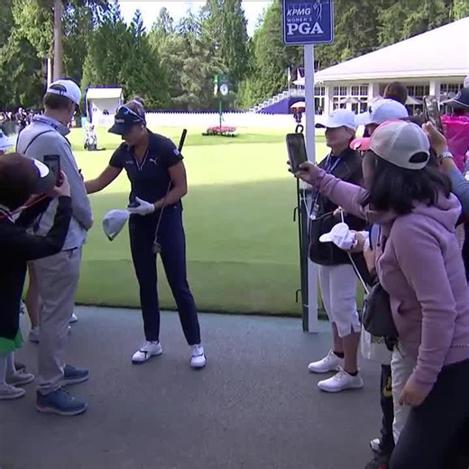 123K views · 2.5K reactions | She's chasing her second major title but Lexi Thompson still stopped for some autographs on the way to the first tee 凉﫶 | LPGA | Facebook