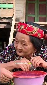 Tradisi memanjangkan kuping dari Suku Dayak.