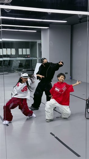 这个框架和幅度 简直不要太扎实了 #少儿街舞教学 #dance #一起跳舞 #舞蹈 #練舞 #跳舞 #chinesedancer