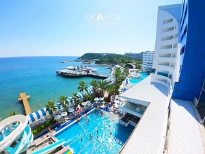 ✨ Discover the vibrant spirit of Orange County Hotel Alanya! With its golden sandy beach, stunning views, delicious cuisine, and unforgettable entertainment, every moment here is pure joy. 🌊☀️🍹 📍 Your dream holiday starts here. ✨ Orange County Hotel Alanya’nın enerjisini keşfedin! Altın kumlu sahili, muhteşem manzarası, lezzetli mutfağı ve unutulmaz eğlenceleriyle her anınız bambaşka bir deneyim olacak. 🌊☀️🍹 📍 Hayalinizdeki tatil burada başlıyor. | Orange County Hotels