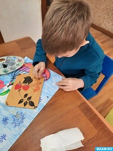 MAAM.ru: Фотоотчет «Роспись досок в технике «Хохлома»