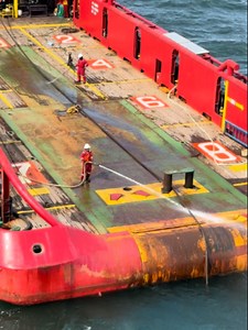 Cleaning Mud from Tow Wire with Seawater During Rig Move