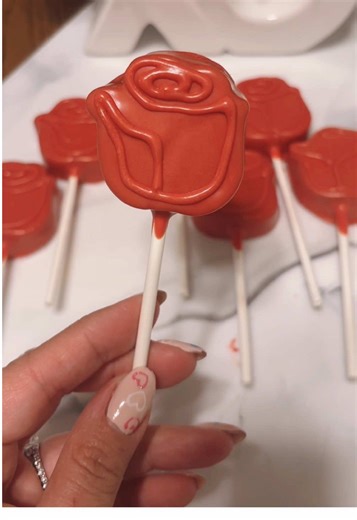 Rose cakepops for Valentine’s Day using @Daisy Makes rose popper!!! 🌹 #cakepops #cakepoptutorial #cakepop #valentinesday #treatmaker