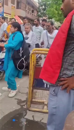 🔥🚨BREAKING: A 17-year-old girl was found screaming on a public street in Mathura, India, desperately seeking help as she accuses a temple priest of raping her.She claims the priest lured her with juice before the alleged assault.A heartbreaking video shows the girl in tears while police stand by watching the scene unfold.This incident is now drawing widespread attention after an FIR was filed regarding the accusation.