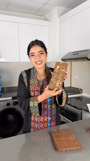 I made the viral dubai chocolate 😋❣️ Ingredients:- Butter (unsalted / salted) i used unsalted Kunafa Pistachio cream White chocolate compound Milk chocolate compound Green & yellow oil based food colouring Silicon mould | Muskan Sharma