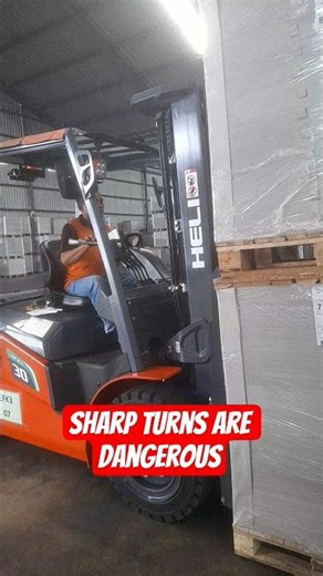 Sharp Turns Are Dangerous #education #forklift #factory #warehouse #heliforklift ‎⁨@HeliForklift⁩