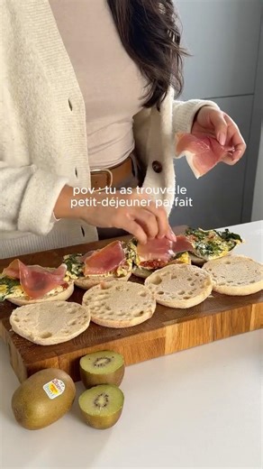 Idée de petit-déjeuner : muffins salés + kiwi #recette #petitdejeuner