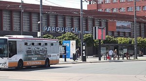 Zaparkovat u pardubického vlakového nádraží? Je to boj pro silné povahy