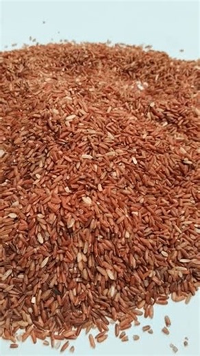 clip-3997523979-close-hands-lifting-organic-red-rice-grains