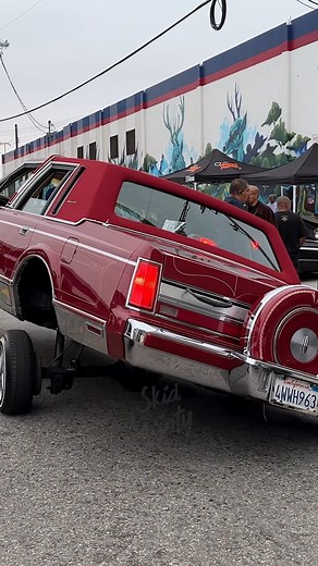 Classic Lincoln Town Car LOWRIDER cruising in 3 wheel motion! 😎 | Skid Society