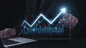 Business Person Evaluates Metrics Business Growth 库存影片视频（100% 免版税）3566431395 | Shutterstock
