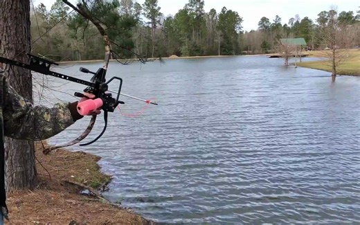 老外使用反曲拉弓架射鱼（The Draw-Loc Survival with a Bow Fishing Reel attached.）