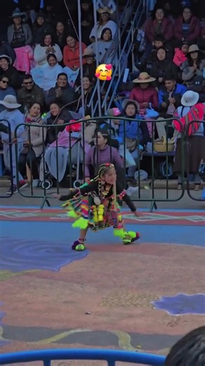 Sabías que este "pequeño gigante" es originario de Bolivia? ¡Es el Charango! 🎶🇧🇴🇧🇴🇧🇴❤️💛💚 ​Con sus diez cuerdas (en cinco órdenes dobles), este instrumento ha trascendido fronteras, llevando el folklore boliviano a todo el mundo. Su caja de resonancia originalmente se hacía a veces con el caparazón de un armadillo (quirquincho), un detalle que habla de su profunda raíz cultural. ​Un dato curioso: El charango no solo acompaña a la cueca o el huayño, ¡es protagonista! ​Reto: Nombra a un gr