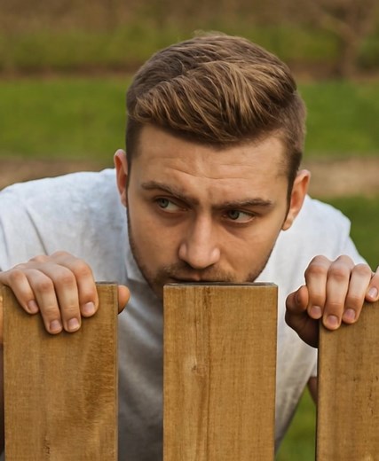 😯 My husband kept staring at the garden of our new neighbor: after taking a look, I ended up calling the police. On weekends, my husband is always the one who takes care of the garden. One Sunday, as usual, he went out to mow the lawn, but I didn’t hear the sound of the mower. When I went outside, I saw him staring at the fence that separated us from our neighbor. She was a new neighbor, a pretty woman. When he saw me, he immediately turned around and continued mowing the lawn. I went back insi