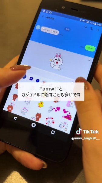 「今向かってる！」 英語で言えますか？🚃💬 友達と待ち合わせをする時に よく使うフレーズ💡´- ▽追加のアドバイス🍃 On my way to 〜（場所）で どこに向かっているのかを 表現することができます👟☁️ ex. I’m on my way to school. 「あと何分で着くよ！」と言いたい時は I’ll be there in ○ minutes. で時間を表現できます⏳ 日常会話の頻出フレーズなので ↑の追加アドバイスと合わせて ぜひ頭に入れておきましょう🧠💭 #英語 #英会話 #英語学習 #英語の勉強 #留学 #海外留学 #留学準備 #留学生活 #アメリカ留学 #語学留学 #長期留学 #留学したい #日常英会話 #語学学習 #語学学習 #英語勉強法 #英語初心者