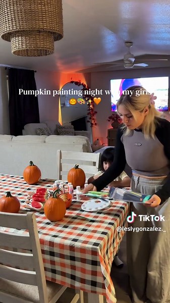 Take this as your sign to do some pumpkins painting with the kiddos, my girls and I had a time ♥️🎃🎨 #pumpkinpainting #fallaesthetic #mivida #momlifeisthebest #makingmemories