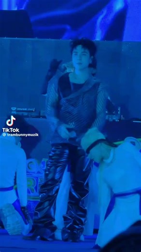 trời ơi nhìn đáng yêu vậy trời có ai nghe bài thủy triều ko dơ tay lên cao nào động tác mới luôn thủy triều 2.0 quá hay của tổng tài Quang Hùng lấy khăn che mặt cũng ngầu lòi 🐼🐼🐼🐼🐼🐼🐼🐼#qh.masterd🐼🐼🐼🐼🐼🐼🐼🐼🐼🐼🐼#Muzik🐼🐼🐼🐼🐼🐼🐼🐼 🐼🐼🐼🐼🐼🐼🐼🐼#anhtraisayhi2025 🐼🐼🐼🐼🐼🐼🐼🐼