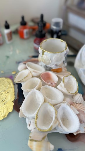 𝐕𝐈𝐒𝐈𝐎𝐍𝐀𝐑𝐘 𝐀𝐑𝐓𝐈𝐒𝐓 on Instagram: "I saw this on Pinterest 😍& had to make one for myself… Finally a good reason for my seashell collecting hobby!"