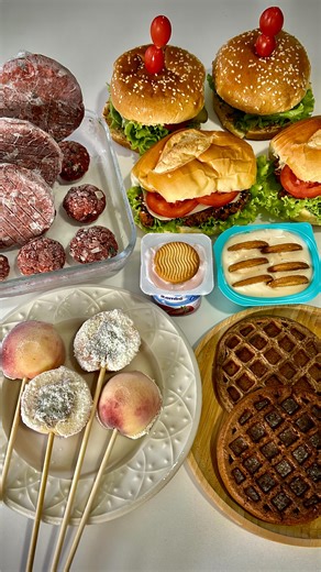 Nárllen Advíncula | Nutrição on Instagram: "TUDO DETALHADO AQUI 👇 | Semana 18 1) Cheesecake viral | Iogurte com Biscoito • 2 iogurtes (1 grego + 1 zero fit) • 12 biscoitos Piraquê (50g) 📏 Iogurte grego: 185kcal | 23g carboidratos 🍞 | 7g proteínas 💪 | 7g gorduras 🍳 📏 Iogurte zero fit: 126kcal | 18g carboidratos 🍞 | 4g proteínas 💪 | 4g gorduras 🍳 🧊 Geladeira: até 3 dias 2) Waffle de grão-de-bico com cacau (sem farinha) • 40g grão-de-bico cozido • 1 ovo • 5g cacau 100% • 10g mel (ou adoça