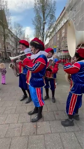 Vandaag 22 november 2025 mochten wij, samen met onze Pietenband en Sinterklaas met zijn drie enthousiaste strooipieten, opnieuw te gast zijn in de Maasstraat in Amsterdam. Het was wederom een feestelijke dag vol muziek, vrolijkheid en blije kindergezichten. Al sinds 2013 verzorgen wij hier met veel plezier de Sinterklaasactiviteiten, en ook dit jaar stonden de straten weer vol met kinderen en ouders die genoten van de vertrouwde sfeer. De Pietenband zorgde voor livemuziek en een feestelijke toon