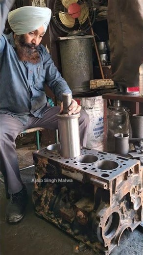 Pressing the sleeve into the jcb block #toptrending #expert #mechanic #machine #ajaibsinghmalwa