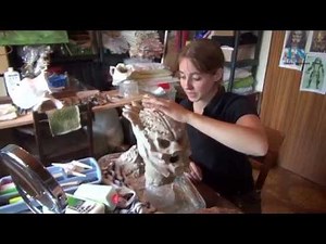 Das Mädchen und das Alien - 19-Jährige trägt "Predator"-Kostüm