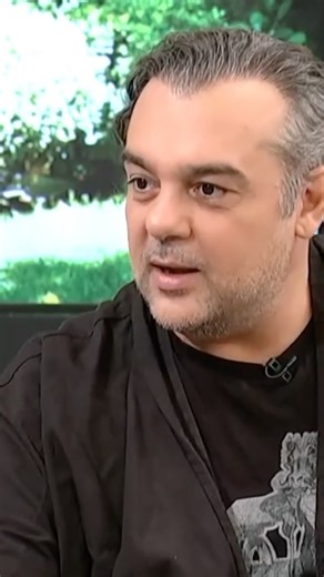 ERT World on Instagram: "Ο @argyx μιλάει για τα παιδικά του χρόνια στην παρέα του Φώτη και της Τζένης. #PrwianSeEidon 🌼 | Καθημερινά στις 09:00 ώρα Ελλάδας στην #ErtWorld | #ΕΡΤ"