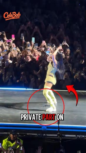 Katy Perry took a fan’s phone and did THIS on camera! 😳📱#KatyPerry #ViralMoment #CelebrityNews #PopCulture #ConcertFails | Celebrity. Bobs