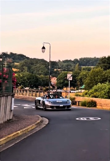 Un rêve devenu réel, shoot une des voitures les plus mythique de l’automobile 😮‍💨 Merci @MewRacing🙏 #pourtoi #fry #france #shooting #rolling #carreragt #v10 #mythic #automobile #500ferrari #vigeant