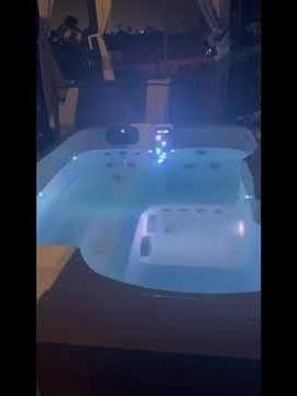 Medina Gardens balcony hot tub