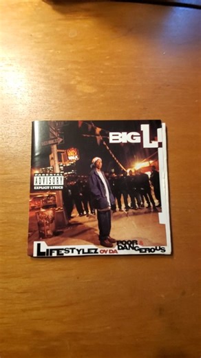 DJ O-NO on Instagram: "Stretch Armstrong & Bobbito Show 1994.3.18 1990年から1998年までコロンビア大学の学生ラジオ局 WKCR-FM（89.9 FM）で毎週木曜深夜1時から5時に放送 伝説のNasのフリースタイルが聴ける1993年10月28日の音源がCDしかなくテープが見つからないので94年3月のオンエアーを📻️✨✨ こちらもNASがフリースタイルしたりしてる神回ですが、、 BIG Lの伝説のフリースタイルがパネー😮🔥 一昨年ゲットしたBOSEのカセットデッキで聴くのがまたいいんだ😎 BLUETOOTHスピーカーで慣れた耳に癒しのように響く心地よいサウンド🎶 @kenzo1001 ありがとう🙌 Bose Acoustic Wave Music System (AW-1) 1984年に発売されたボーズ初のテーブルトップステレオシステムでAM/FMラジオとカセットプレーヤーを内蔵して独自の音響導波管（アコースティック・ウェーブガイド）技術により、小型ながら豊かで深みのあるサウンドを実現した名機として知られて