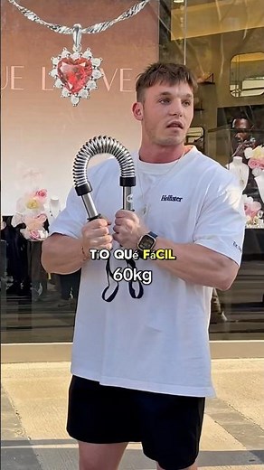 Bodybuilder vs. Resistance Spring 🗿#barcelona #motivation #foryou #lifestyle #calisthenics