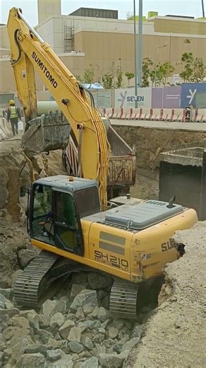 Excavator vs Dump Truck - Heavy Equipment Operations