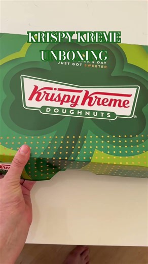 KRISPY KREME UNBOXING 🍀🍩💚 #donuts #doughnut #realestate #lifeisbutadream #krispykreme #ca #unboxing