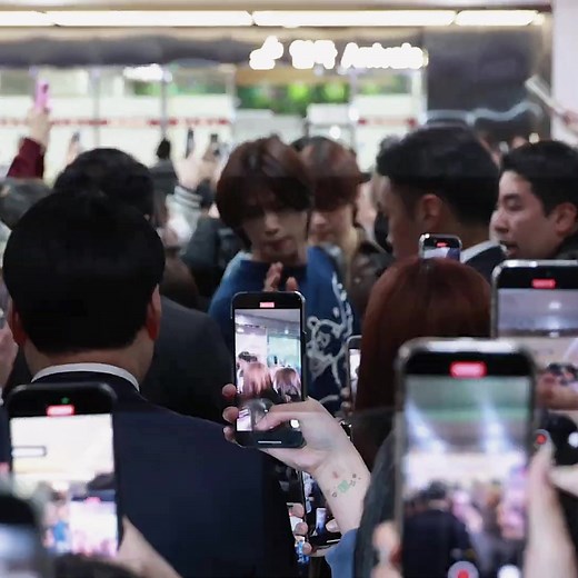 Chaotic Scenes at Gimpo Airport Revealed - Crowds Overwhelming AndTeam & K Team!