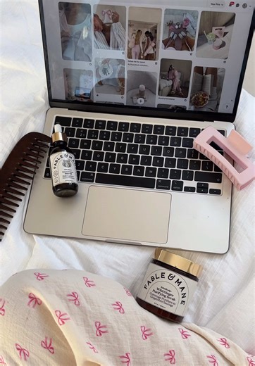 The perfect getting ready routine doesn’t exis....nevermind ✨ #fableandmane #hairoil #holiroot #washday #selfcare