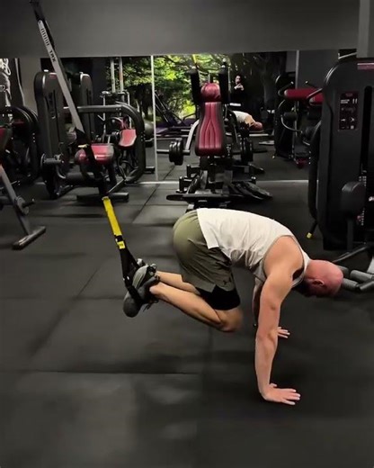 🔥 TRX Full Body Workout 3️⃣ TRX Atomic Push-Ups – Upper body strength