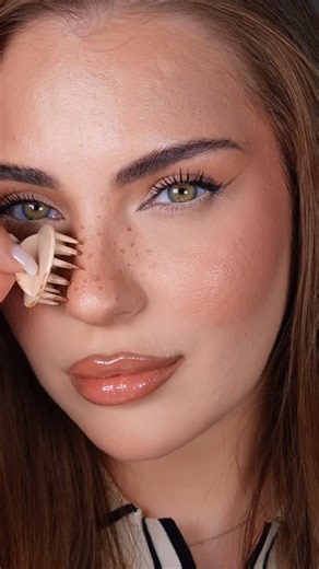 DUBAI MAKEUP ARTIST on Instagram: "My way of doing freckles 🤍 I literally love them and I have this product for more than one year 😍 #frecklesmakeup #frecklestutorial #makeuphacks #makeuptips #pistrui #howtomakefreckles"